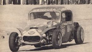 Pablo Gullé, en su victoria en el Gran Premio Vendimia de Automovilismo año 1949