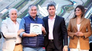 f4fffb2f48ab06ea25ff6bc131ca3a60_XL