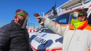 DR LUCAS FOSCO TOMA LA TEMPERATURA AL MECANICO ANTONIO PALADINI